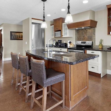 Sunset Ridge - Luxurious Corner Condo - Spectacular Mt Views With Open Pool! Canmore Esterno foto