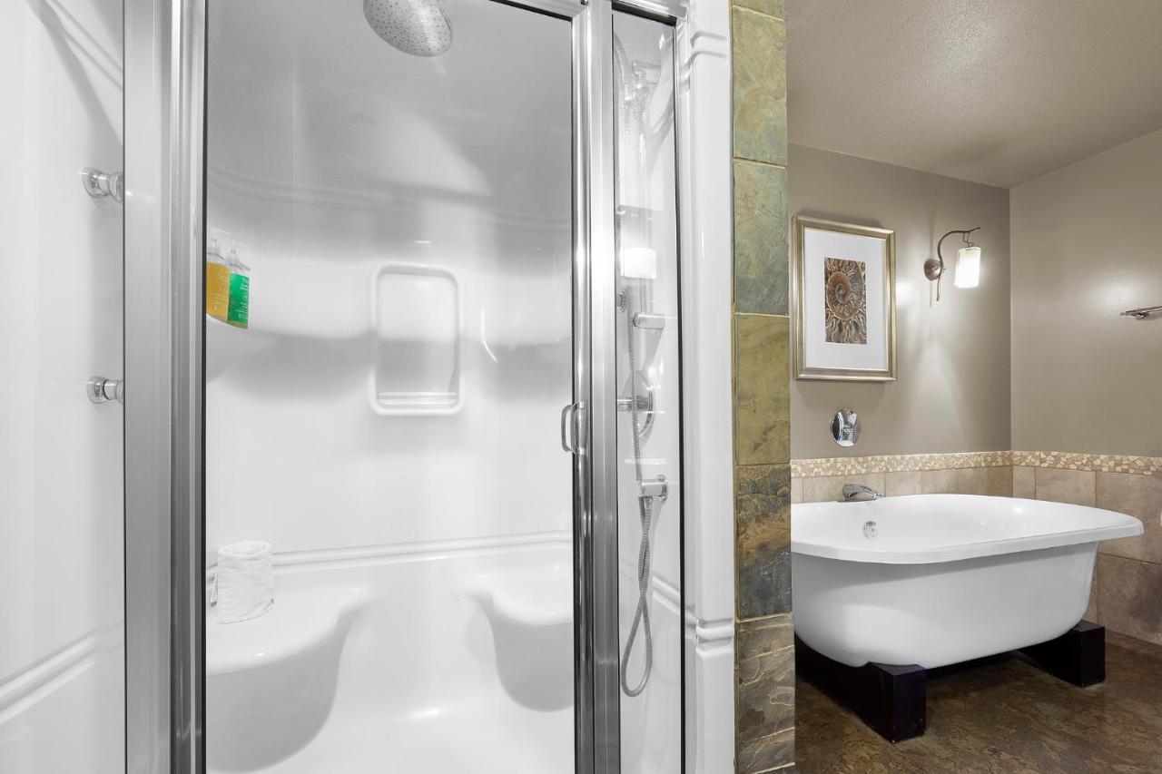 Sunset Ridge - Luxurious Corner Condo - Spectacular Mt Views With Open Pool! Canmore Esterno foto