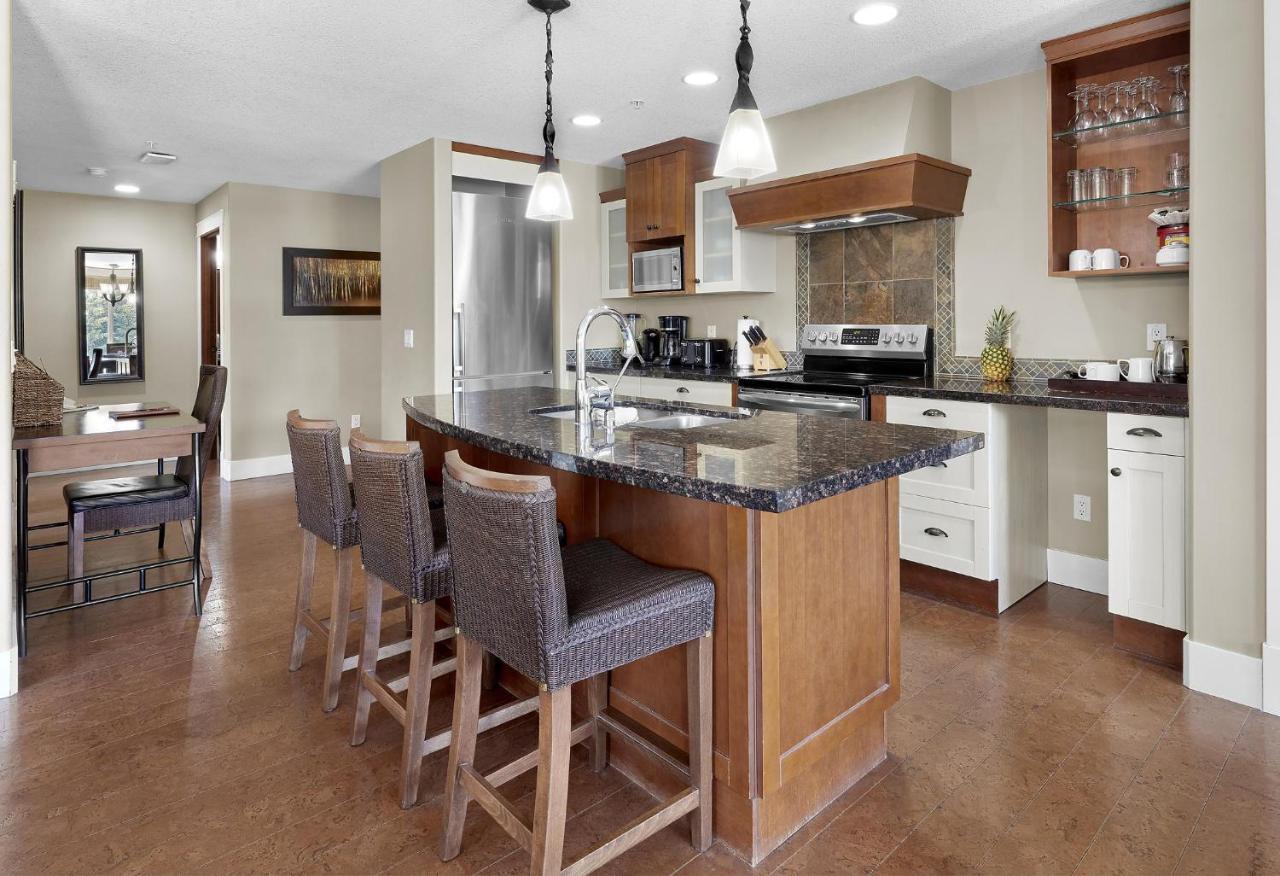 Sunset Ridge - Luxurious Corner Condo - Spectacular Mt Views With Open Pool! Canmore Esterno foto