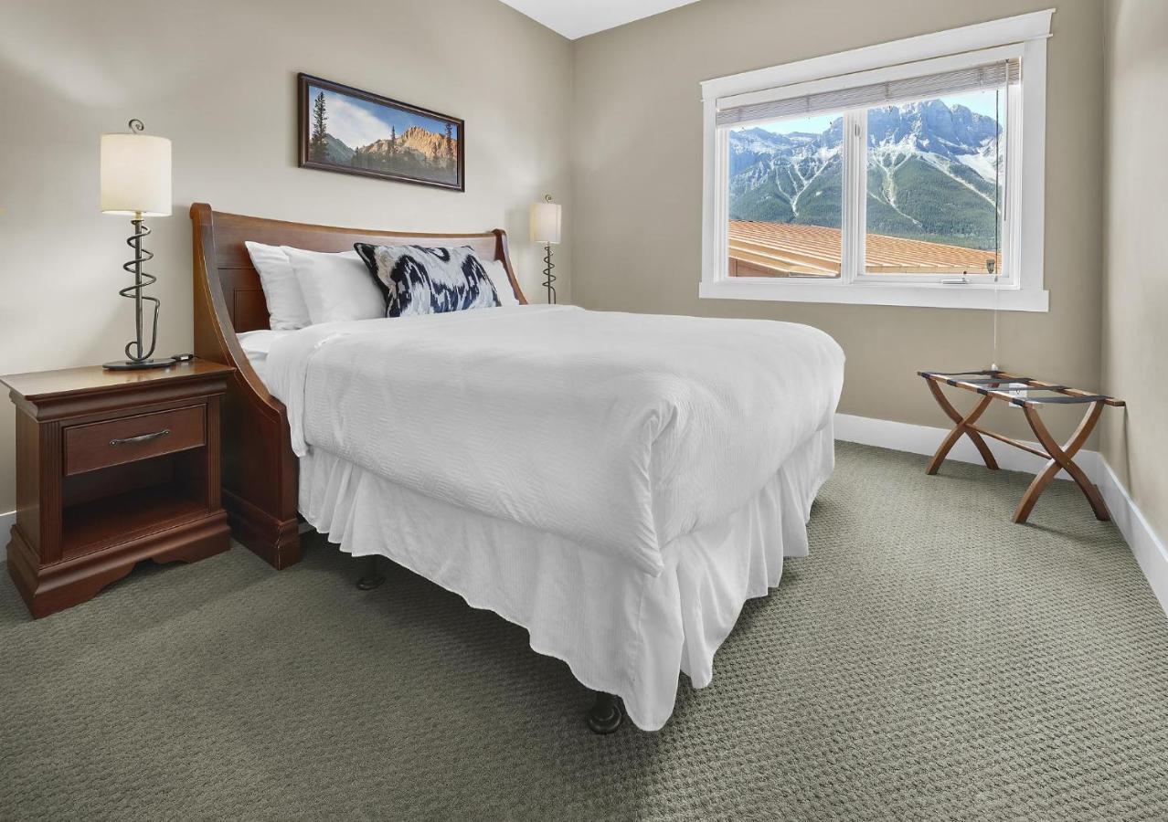 Sunset Ridge - Luxurious Corner Condo - Spectacular Mt Views With Open Pool! Canmore Esterno foto