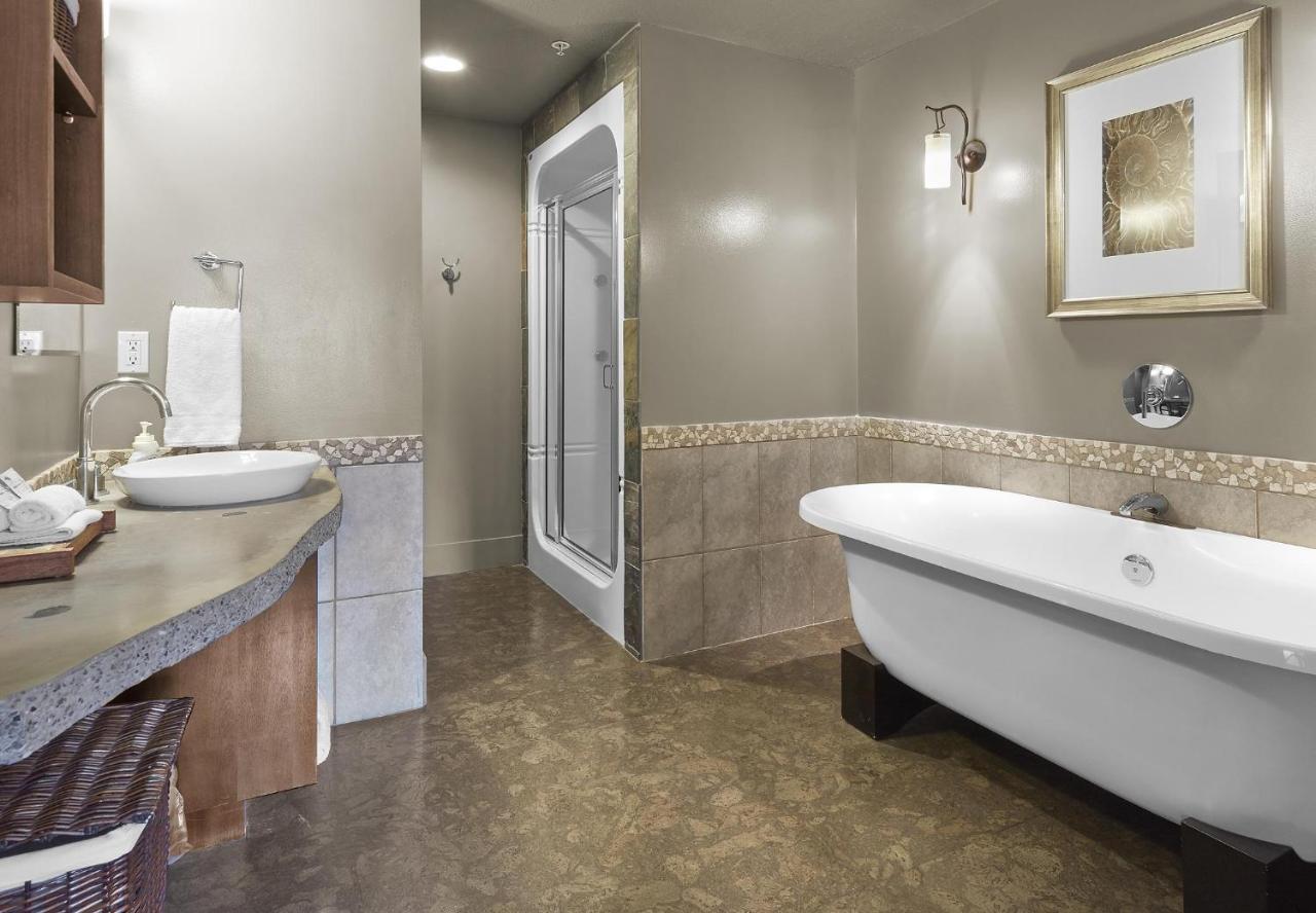 Sunset Ridge - Luxurious Corner Condo - Spectacular Mt Views With Open Pool! Canmore Esterno foto