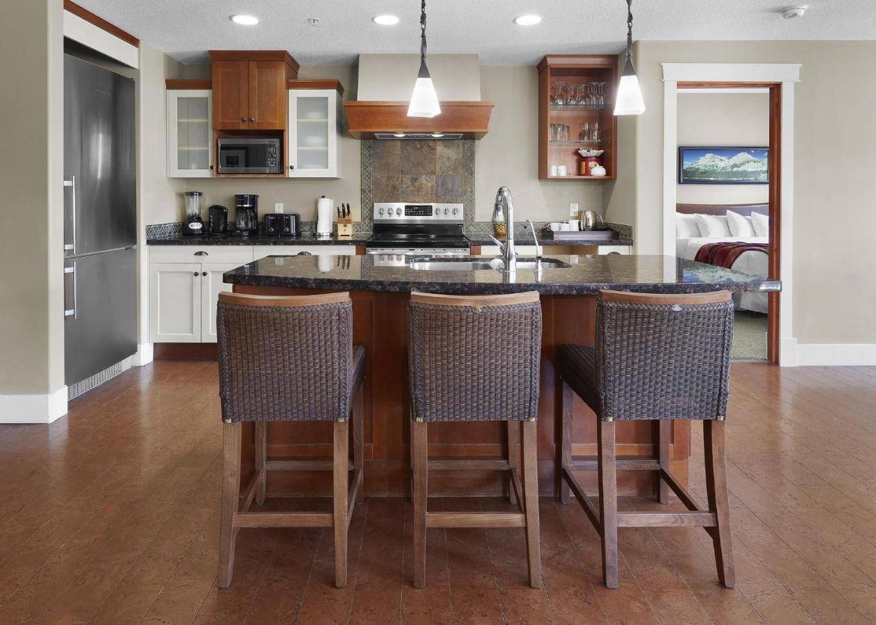 Sunset Ridge - Luxurious Corner Condo - Spectacular Mt Views With Open Pool! Canmore Esterno foto