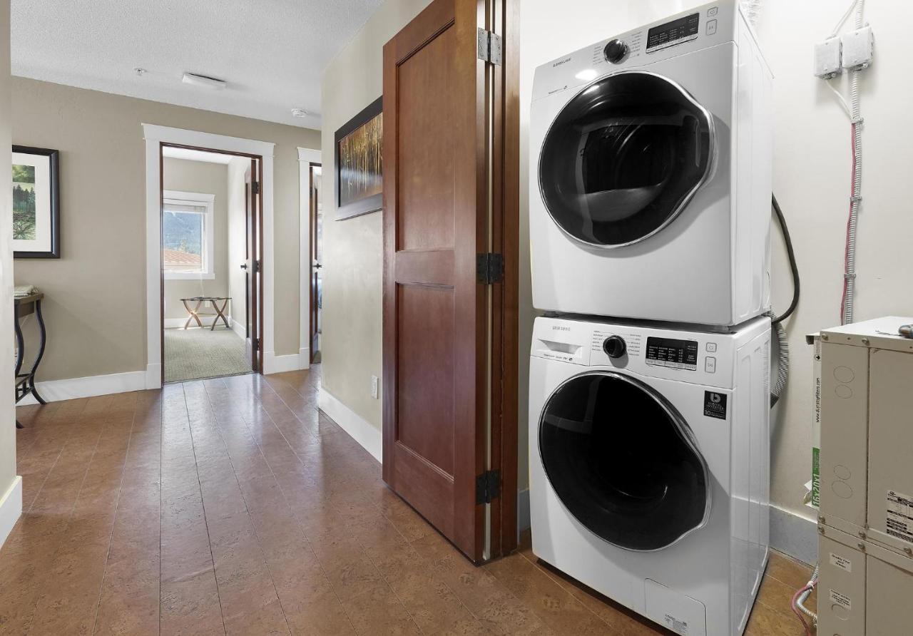 Sunset Ridge - Luxurious Corner Condo - Spectacular Mt Views With Open Pool! Canmore Esterno foto