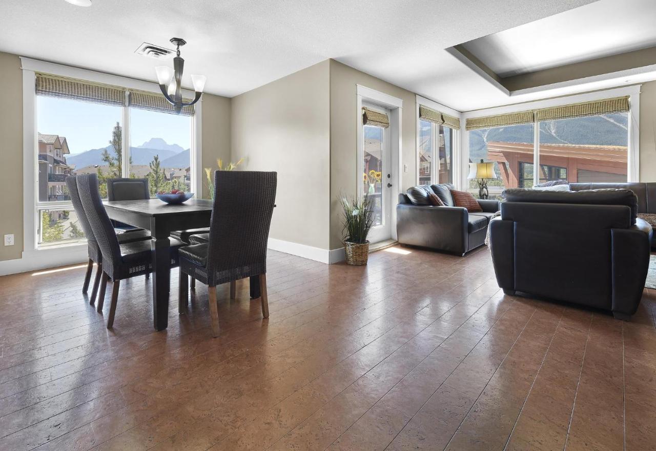 Sunset Ridge - Luxurious Corner Condo - Spectacular Mt Views With Open Pool! Canmore Esterno foto