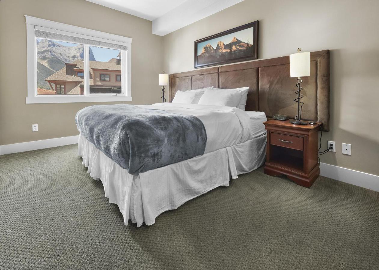 Sunset Ridge - Luxurious Corner Condo - Spectacular Mt Views With Open Pool! Canmore Esterno foto
